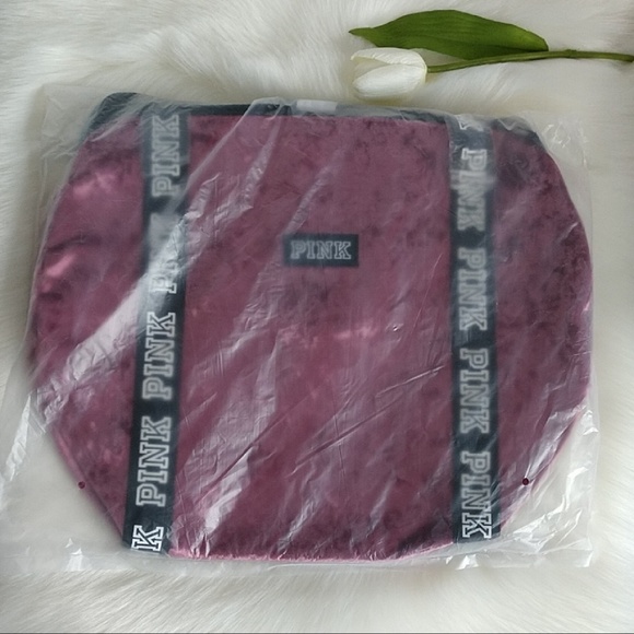 ❌🌺PINK VICTORIA'S SECRET DUFFLE .nwt - Picture 2 of 4